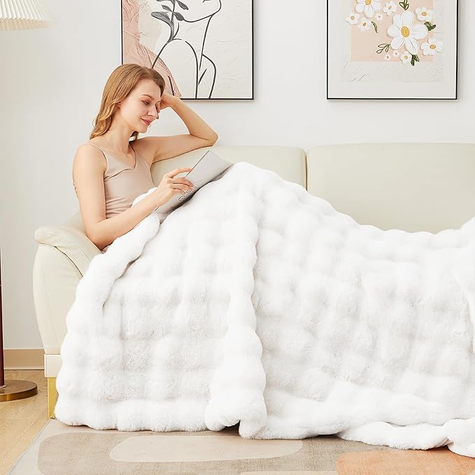 Latepis White Faux Fur King Blanket Cozy Bubble Blanket Soft Fuzzy Thick Living Room Blanket for Bed Sofa Bedroom Plush Fluffy Warm Blanket for All Seasons Luxury Throw Blanket 90x108 Inch, 860gsm