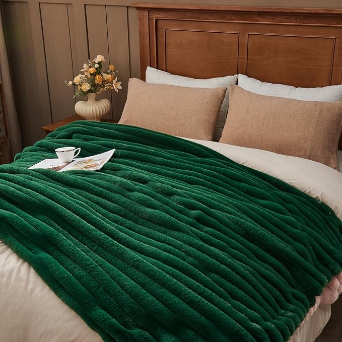 NEWCOSPLAY Faux Fur Twin Blanket Dark Green 3D Ribbed Plush Thick Warm Blanket for Couch Sofa Bed 850GSM (Dark Green Ribbed, Twin(60"x80"))