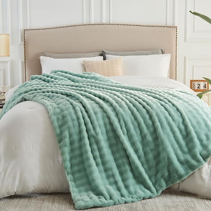 NEWCOSPLAY Faux Fur Twin Blanket Sage Green Bubble Blanket Thick Warm Soft for Couch Sofa Bed 550GSM (New Sage Green, Twin(60"x80"))